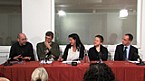 Ulrich Leisinger, Dr. Thomas Hochradner, Sabine Coelsch-Foisner, Andreas Gergen und Andreas Geier beim Atelier Gespräch Bild: Ulrich Leisinger, Dr. Thomas Hochradner, Sabine Coelsch-Foisner, Andreas Gergen und Andreas Geier beim Atelier Gespräch