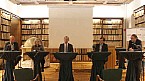 Bild: Prof. Andreas Lang, Prof. Kristin De Troyer, Martin Gilbert, Prof. Stefan Bornstein und Rektor Hendrik Lehnert (v.l.n.r.)