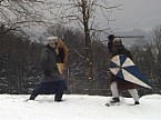 Bild: Zwei Mitglieder einer Mittelalter-Reenactmangruppen im Duell