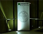 Bild: Logo der Universitt Salzburg im Foyer der Groen Aula